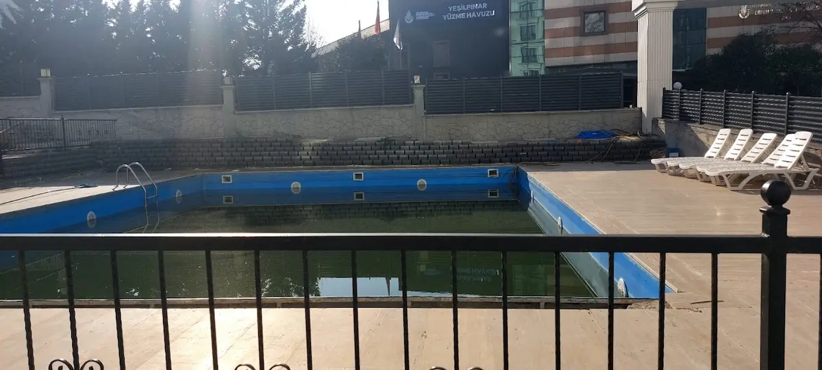 Swimming pool
